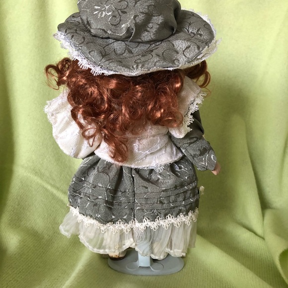 Porcelain Doll. Pretty hair, face, real eyelashes, 11” - Picture 5 of 9